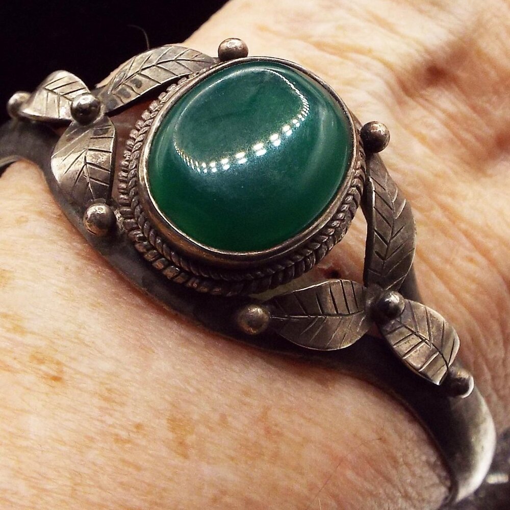 NAVAJO DINE' ANTIQUE SANDCAST TRILLIUM LEAVE OVAL MALACHITE STONE BRACELET 60 - Picture 7 of 7